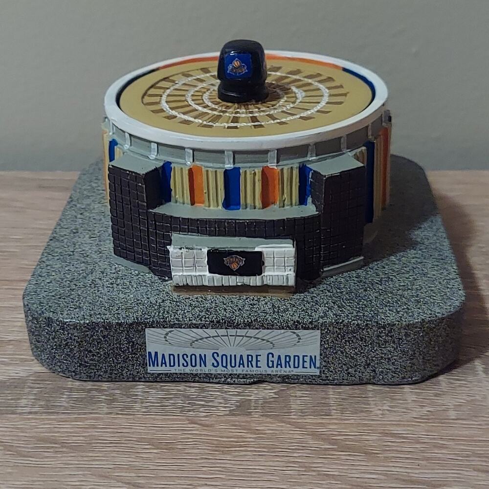 New York Knicks Madison Square Garden Replica Coyote Delta Arena